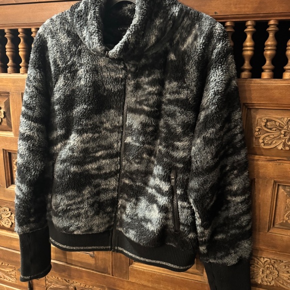 Athleta Tugga Sherpa Jacket Fog Camo  Size Medium - Picture 9 of 10